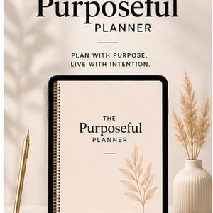 Könnte beinhalten: Ein digitales Tablet zeigt einen Planer mit dem Titel The Purposeful Planner und dem Text Plan with purpose. Live with intention. sowie Plan Focus Achieve. Der Bildschirm zeigt ein beiges Cover mit einer botanischen Strichzeichnung. Ein goldener Stift liegt links.