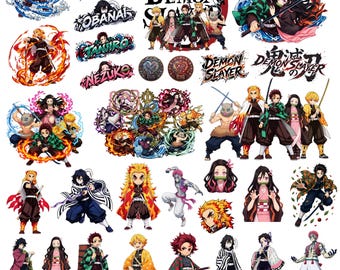 Puede incluir: Una colección de pegatinas de Demon Slayer con varios personajes, incluidos Tanjiro, Nezuko, Zenitsu e Inosuke en poses dinámicas, junto con logotipos, emblemas circulares y retratos individuales de personajes con colores vibrantes.