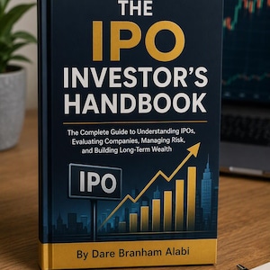 Puede incluir: Un libro de tapa dura titulado The IPO Investor's Handbook de Dare Branham Alabi. La cubierta azul oscuro presenta texto dorado, un gráfico de bolsa ascendente, la silueta de una ciudad y un letrero con la palabra IPO en primer plano.