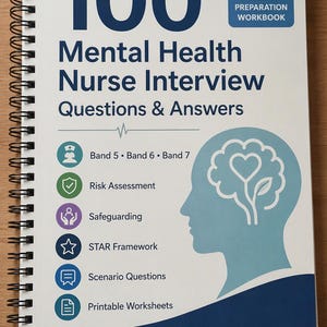 Könnte beinhalten: Ein spiralgebundenes Arbeitsbuch mit dem Titel 100 Mental Health Nurse Interview Questions & Answers. Das weiße Cover zeigt dunkelblauen Text, eine hellblaue Silhouette eines menschlichen Kopfes mit herzförmigem Gehirn sowie Symbole für Band 5-7, Risk Assessment, Safeguarding, STAR Framework, Scenario Questions und Printable Worksheets.