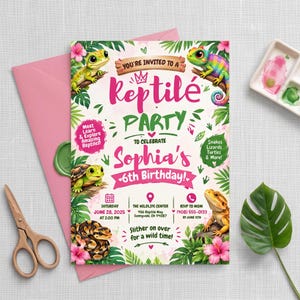 Può includere: Un biglietto d'invito di compleanno rettangolare con illustrazioni di un geco verde, un camaleonte colorato, una tartaruga e un serpente tra foglie tropicali e fiori di ibisco rosa. Il testo recita: You're invited to a Reptile Party for Sophia's 6th Birthday.