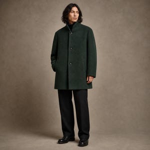 Peut inclure: Un manteau en mélange de laine vert forêt foncé doté d'un col montant, d'une patte de boutonnage dissimulée avec trois boutons visibles, de manches longues et d'un ourlet droit, porté avec un pantalon noir et des chaussures en cuir noir.