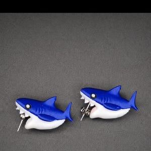 Os brincos GREAT SHARK CHOMPER, impressos em 3D, dão um toque especial a looks perfeitos.