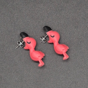 Fun 3D-printed flamingo earrings featuring bright pink details and playful, eye-catching style.