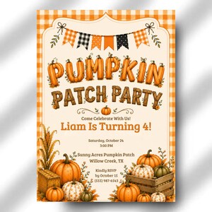 Può includere: Un biglietto d'invito con bordo a quadretti arancioni, che riporta il testo PUMPKIN PATCH PARTY, Liam Is Turning 4!, e i dettagli dell'evento. Il design include illustrazioni di zucche arancioni e bianche, pannocchie e bandierine.
