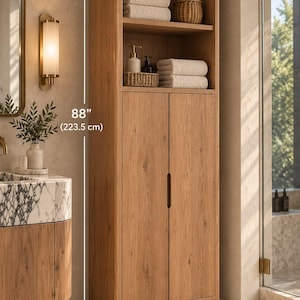 Könnte beinhalten: Ein hoher Aufbewahrungsschrank in heller Holzoptik mit zwei offenen Regalfächern oben und zwei geschlossenen Türen unten. Der Schrank ist 223,5 cm hoch und 61 cm breit und verfügt über integrierte vertikale Griffe an den Türen.