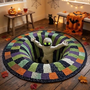 Puede incluir: Una alfombra redonda acolchada con una ilusión óptica 3D de un agujero profundo y oscuro. La alfombra está compuesta por parches rectangulares alternos en tonos naranja, verde, morado y negro. Una figura de momia blanca con ojos verdes brilla.