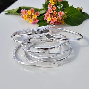 Handgefertigtes Armreif-Set aus Sterlingsilber: Stapelbare, drahtumwickelte Armreifen. Minimalistische Manschettenarmbänder.