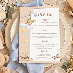 Può includere: Un cartoncino rettangolare per menù con un'illustrazione ad acquerello di un orsetto pilota su un aereo con palloncini e stelle. Il testo riporta Menù, Antipasti, Primi, Secondo, Dessert, Compleanno di Michele e 13 Novembre 2026.
