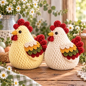 Può includere: Due statuette di galline all'uncinetto, una giallo pallido e una color crema, ciascuna con cresta e bargigli rosso brillante, becco giallo e occhi scuri. Le ali presentano piume sovrapposte a forma di smerlo nei toni del giallo, verde e rosso.