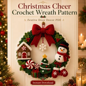 Może przedstawiać: Wzór szydełkowy zatytułowany Christmas Cheer Crochet Wreath Pattern Festive Door Decor PDF. Wieniec ozdobiony jest dużą czerwoną kokardą, białym płatkiem śniegu, domkiem z piernika, bałwanem, choinką oraz prezentem w zielonym pudełku.