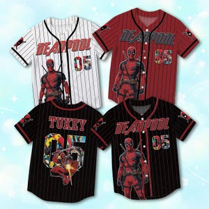 Può includere: Quattro maglie da baseball a maniche corte con bottoni e grafiche di Deadpool. Una è bianca con gessato nero, una è rossa con gessato nero e due sono nere con gessato rosso. Tutte le maglie mostrano la scritta Deadpool e il numero 05.