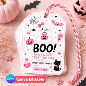 Può includere: Un'etichetta regalo rettangolare bianca con grafiche di Halloween rosa e nere, tra cui un fantasma con un fiocco, una zucca, una ragnatela, un pipistrello, una pozione e un gatto nero. Il testo recita BOO! Here's a little TREAT FOR YOU! HAPPY HALLOWEEN FROM: Your Name.