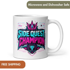 Peut inclure: Un mug en céramique blanche arborant un motif graphique avec le texte "SIDE QUEST CHAMPION" en lettres cyan et magenta. Le design comprend une couronne, une icône de trophée et des éléments géométriques inspirés du jeu vidéo en rose et bleu.