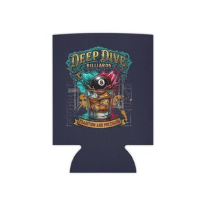Könnte beinhalten: Ein marineblauer Dosenkühler mit einer Grafik eines Glases mit bernsteinfarbener Flüssigkeit, Eiswürfeln und einer hineinfallenden Acht-Ball-Billardkugel. Der Text lautet DEEP DIVE BILLIARDS und TRADITION AND PRECISION, umgeben von bunten Spritzern.
