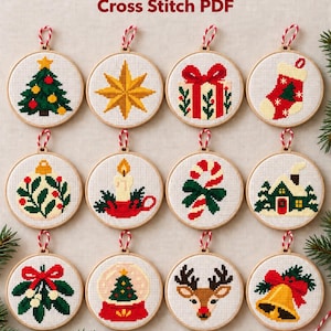 Op de afbeelding: Een digitale weergave van 12 kleine kerstkruissteekpatronen in ronde houten borduurringen. De ontwerpen bevatten een boom, ster, cadeau, kous, ornament, kaars, zuurstok, huis, maretak, sneeuwbol, rendier en bel. De tekst luidt 12 SMALL CHRISTMAS PATTERNS Cross Stitch PDF.