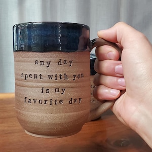 Tasse mit individuellem Spruch: Handgefertigte Keramik aus Naturton, personalisiert mit Ihrem Text.