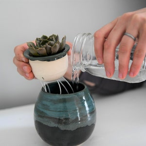 Self-watering handmade ceramic planter with inner pot and outer cache pot - Stoneware clay