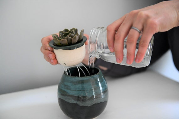 Self-watering handmade ceramic planter with inner pot and outer cache pot - Stoneware clay