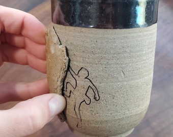 ロッククライミングティーカップ - クリンプグリップハンドル付きの手作りクライミングギフト