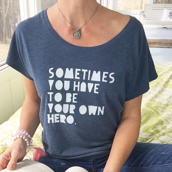 A volte devi essere il tuo eroe - collo largo Graphic Tee