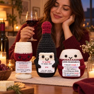 Puede incluir: Tres figuras de ganchillo que incluyen una copa de vino, una botella de vino y una forma redondeada, cada una con una tarjeta blanca con texto. La tarjeta de la copa dice: Little reminders from a tiny wine glass. You are enough. You are so very loved. La tarjeta de la botella dice: A wine to being free. La tarjeta de la figura redondeada dice: Little reminders. You are enough. It's ok to have bad days. Don't believe everything you think. You are so very loved. Be kind to yourself.