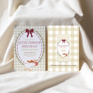 Puede incluir: Una tarjeta de invitación de cumpleaños rectangular y un gráfico de invitación móvil a juego, ambos con un patrón de cuadros beige y blanco, un lazo rojo y una ilustración de un ganso blanco con bufanda naranja y un regalo rojo.