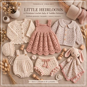 Può includere: Una collezione di capi all'uncinetto per neonati e bambini piccoli che include due cardigan, un vestito, una cuffietta, una tutina e dei pantaloncini, insieme a un coniglietto di peluche. Il testo recita NORIELLE CROCHET LITTLE HEIRLOOMS 12 Patterns.