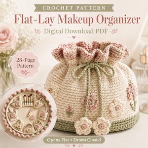 Op de afbeelding: Een haakpatroon voor een platte make-up organizer, aangeboden als digitale PDF-download. De afbeelding toont een crèmekleurig tasje met trekkoord, roze bloemaccenten en een groene rand, naast een cirkelvormig beeld van de open organizer.