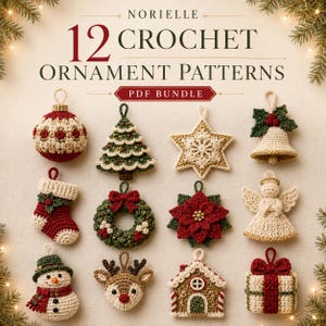 Könnte beinhalten: Ein digitales PDF-Paket mit dem Titel NORIELLE 12 CROCHET ORNAMENT PATTERNS, das zwölf gehäkelte Weihnachtsschmuckstücke zeigt, darunter eine Kugel, ein Baum, ein Stern, eine Glocke, ein Strumpf, ein Kranz, ein Weihnachtsstern, ein Engel, ein Schneemann, ein Rentier, ein Haus und ein Geschenk.