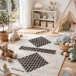 Pode incluir: Um tapete retangular com uma base tecida na cor creme e tr&ecirc;s padr&otilde;es geom&eacute;tricos distintos em preto e branco dispostos em linha. O texto 'Ahad global rugs' est&aacute; impresso duas vezes na superf&iacute;cie do tapete em uma fonte preta sem serifa.