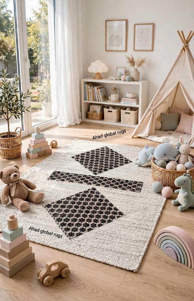 Pode incluir: Um tapete retangular com uma base tecida na cor creme e tr&ecirc;s padr&otilde;es geom&eacute;tricos distintos em preto e branco dispostos em linha. O texto 'Ahad global rugs' est&aacute; impresso duas vezes na superf&iacute;cie do tapete em uma fonte preta sem serifa.