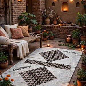 Pode incluir: Um tapete retangular com base na cor creme, apresentando dois grandes padr&otilde;es geom&eacute;tricos de diamantes pretos e uma faixa horizontal preta central. O texto Ahad global rugs est&aacute; impresso duas vezes na superf&iacute;cie do tapete em letras pretas.