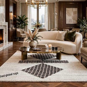 Pode incluir: Um tapete retangular com uma base de cor creme e um padr&atilde;o geom&eacute;trico repetitivo de diamantes pretos. O tapete est&aacute; posicionado sobre um piso de madeira escura e exibe o texto Ahad global rugs no canto inferior esquerdo da superf&iacute;cie.