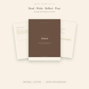 Può includere: Un diario di studio biblico marrone intitolato Amos con un bordo inferiore color crema. La copertina presenta il testo Abide Paper Co US, Read Write Reflect Pray e A Chapter by Chapter Bible Study Journal. Due pagine interne sono visibili.