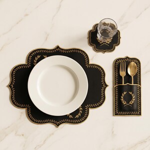 Svartguldfärgade bordsunderlägg, lyxigt dukningsset, broderade bordsunderlägg i konstläder, elegant matbordsdekor, bröllopsmiddagsdekor