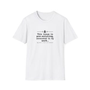Puede incluir: Una camiseta blanca de manga corta con un estampado gráfico negro en el pecho. El diseño incluye un pequeño icono de insecto, corchetes de código y el texto: This issue is pre-existing, unrelated to my work... >_ // known issue.