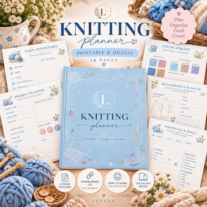 Könnte beinhalten: Ein hellblauer Strickplaner mit 14 Seiten, der Abschnitte für Garninventar, Projektplanung, Farbbibliothek und Maße enthält. Das Cover zeigt den Text Knitting Planner, Your projects, your ideas, your stitches und L.