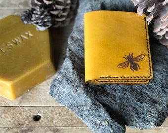 Portefeuille Bee Bifold | Cuir | | teinte à la main Assemblé à la main | | abeilles Jaune | Cadeau homme | Anniversaire | Anniversaire | Bas de Noël