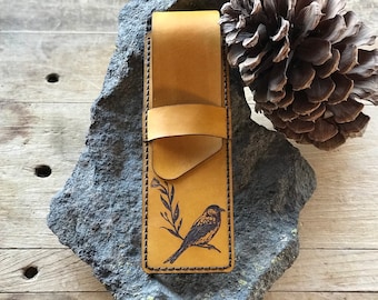 Estuche de lápiz de cuero real para pájaros y flores / cuero / amarillo mostaza / pájaro / flor / regalo de aniversario / regalo de cumpleaños / relleno de medias