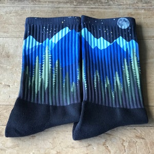 Night Mountain Scene Crew Chaussettes | Montagnes | Arbres | Lune & Étoiles | | vert/bleu Cadeau pour lui | Fête des pères | Anniversaire | Bas de Noël
