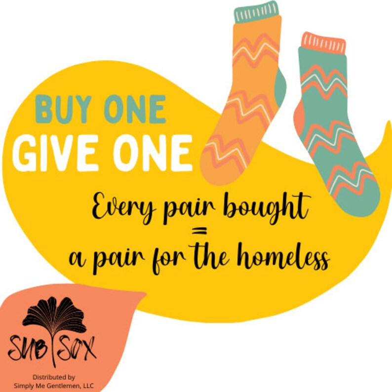 K&ouml;nnte beinhalten: Gelbe und orangefarbene Grafik mit dem Text "KAUFE EINS, GIB EINS" und "Jedes gekaufte Paar = ein Paar f&uuml;r Obdachlose". Zwei bunte Socken sind &uuml;ber dem Text abgebildet. Das Logo "SUB SOX" befindet sich unten auf der Grafik mit dem Text "Vertrieben von Simply Me Gentlemen, LLC".