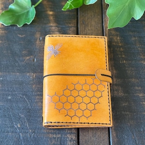 Cartera de cuero con diseño de abeja, teñida a mano, ensamblada a mano, amarilla, regalo de cumpleaños, aniversario y para calcetines navideños.