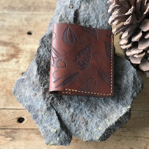 Fliegenfischen Haken Leder Bifold Portemonnaie | Leder | Fliegenfischen | Sattelbraun | Leder Portemonnaie | Echtleder | Geschenk für Ihn | Vatertag