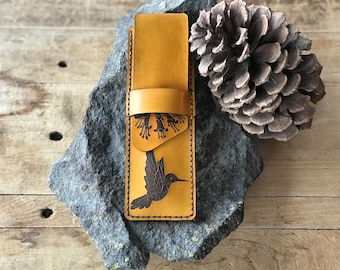 Kolibri und Honeysuckle Leder Federmäppchen | Leder | Geschenk für Sie | Senfgelb | Jubiläumsgeschenk | Geburtstag | Muttertag