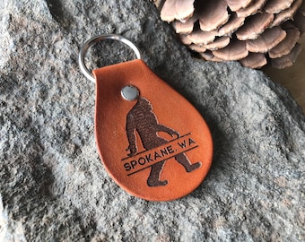 Llavero de cuero con tu ciudad y estado / Llavero personalizado / Llavero de Sasquatch / Llavero de Bigfoot / Cuero / Marrón silla de montar / Regalo / Cumpleaños