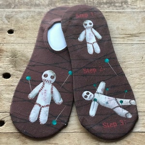 Voodoo Dock No-Show Strumpor | Voodoo | Halloween | Present till henne | Present till honom | Tegelröd/Turkos/Vit | Taggtråd | No-Show Strumpor