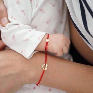 Armbandset aus 14-karätigem Gold (585) für Mutter und Baby (Mädchen) mit Initialen, rotem Faden, Geburtsgeschenk – 2er-Set