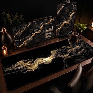 Peut inclure: Un grand tapis de bureau rectangulaire au fond noir, orné d'un graphisme central représentant une épée dorée lumineuse entourée de volutes de fumée éthérée. Le motif inclut une silhouette sombre drapée tenant la garde de l'épée.