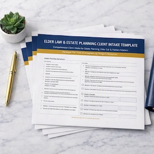 Può includere: Una pila di documenti cartacei bianchi intitolata Elder Law & Estate Planning Client Intake Template con intestazioni blu e oro, accompagnata da una penna dorata e un taccuino blu scuro. Il testo include sezioni per l'ammissione e i dati.